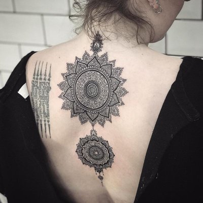  Tatouage mandala double sur le milieu du dos